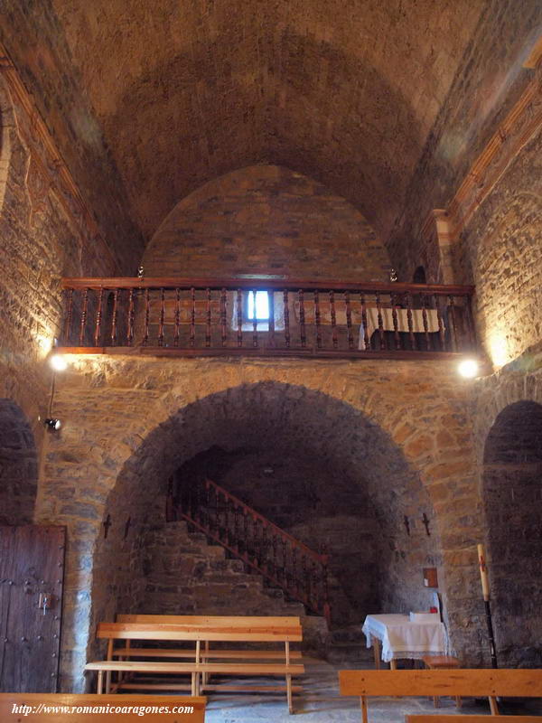 VISTA DEL FONDO DE LA NAVE, CON EL CORO ALTO MODERNO.